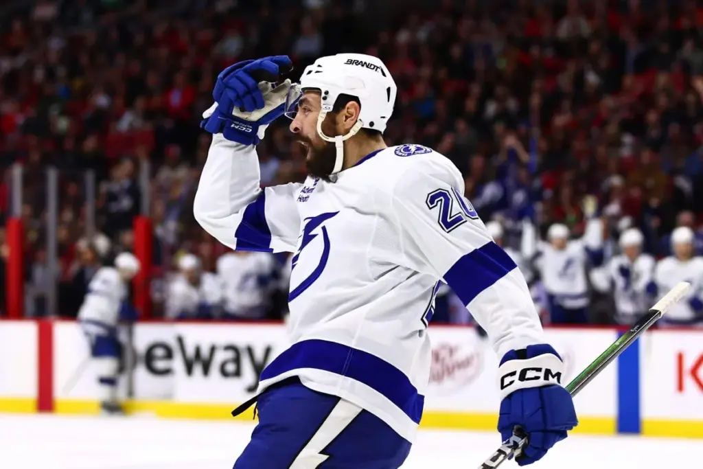 Maple Leafs acquire Paul from Bolts for Hildeby, 2027 fourth, 2028 third